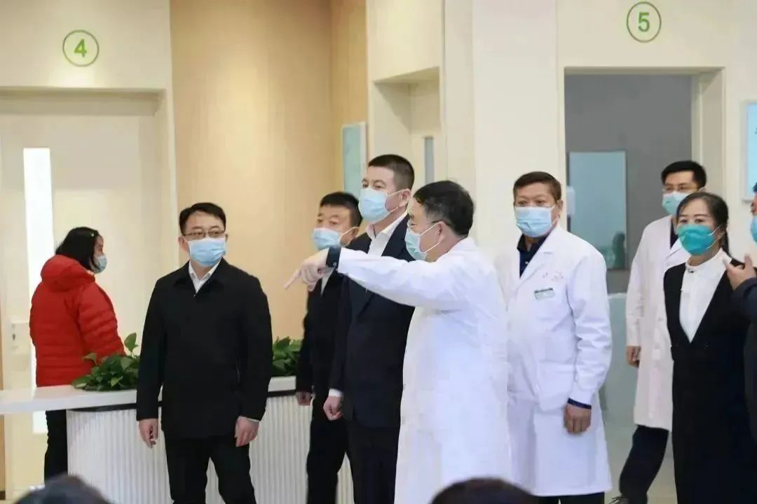 龍港區(qū)人大、區(qū)政府領(lǐng)導(dǎo)一行視察調(diào)研龍港國(guó)際醫(yī)療健康產(chǎn)業(yè)園(圖5)
