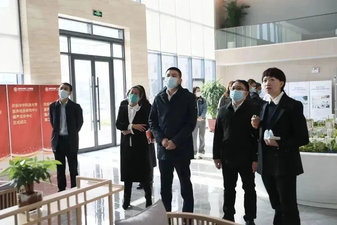 龍港區(qū)人大、區(qū)政府領(lǐng)導(dǎo)一行視察調(diào)研龍港國(guó)際醫(yī)療健康產(chǎn)業(yè)園(圖9)