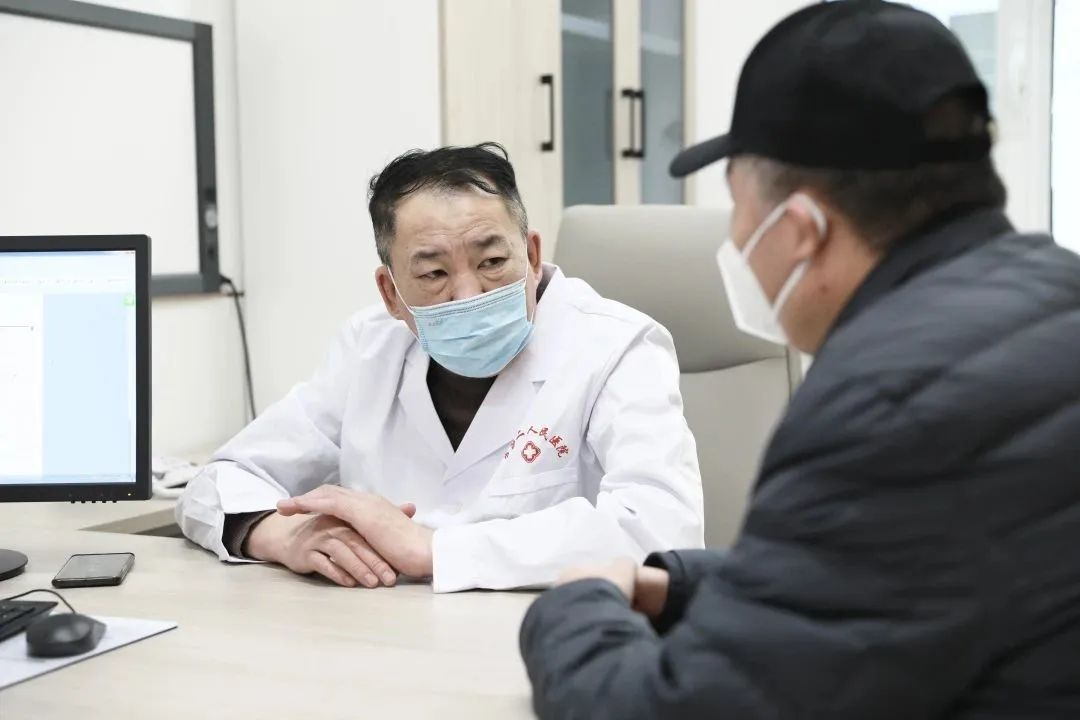 患者如潮，就診場(chǎng)面火爆！市二院著名專家診區(qū)百余位專家陸續(xù)來院出診(圖4)