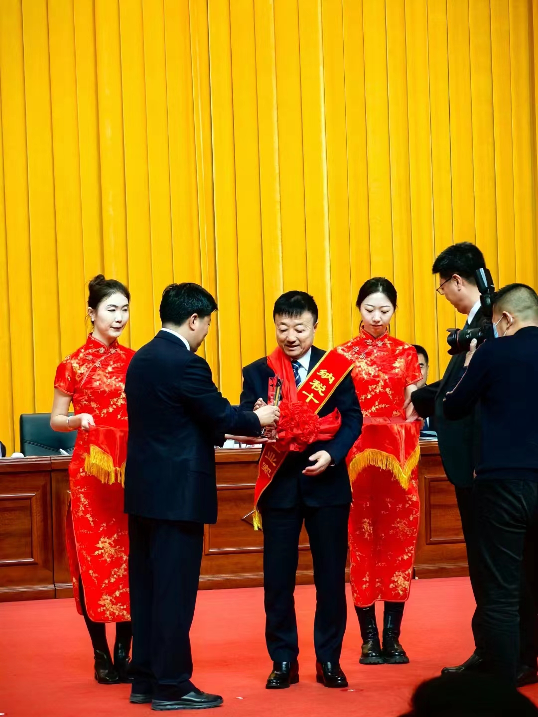 《全市民營經(jīng)濟大會》暨2023年度民營企業(yè)納稅十強表彰大會在葫蘆島市文化宮隆重召開，董事長趙立君先生代表集團上臺領(lǐng)獎(圖3)