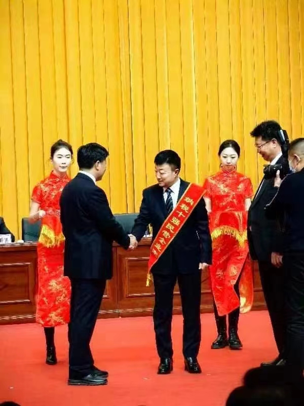 《全市民營經(jīng)濟大會》暨2023年度民營企業(yè)納稅十強表彰大會在葫蘆島市文化宮隆重召開，董事長趙立君先生代表集團上臺領(lǐng)獎(圖2)