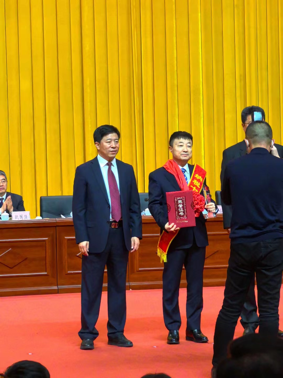 《全市民營經(jīng)濟大會》暨2023年度民營企業(yè)納稅十強表彰大會在葫蘆島市文化宮隆重召開，董事長趙立君先生代表集團上臺領(lǐng)獎(圖4)